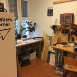 "Makers Corner" steht an einem Regal. Zudem ist die Werkstatt zu sehen